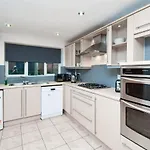 Foxley Place: Mk City House For Large Groups