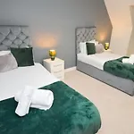 Foxley Place: Mk City House For Large Groups