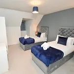 Foxley Place: Mk City House For Large Groups