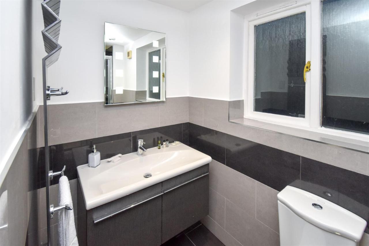 Foxley Place: Mk House For Large Groups