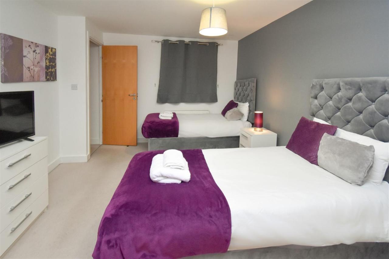 Foxley Place: Mk House For Large Groups Holiday home Milton Keynes